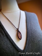 画像16: 【自信向上・行動力アップ】きらきら虹色シラー太陽の石 レピドクロサイト入り レインボーサンストーン ネックレス／ペンダント 水晶★シンプル＆ナチュラル 1点物 ハンドメイド マクラメ 天然石 お守りヒーリングアクセサリー (16)