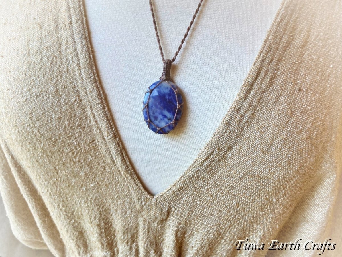 画像9: 【魔除け・自尊心を高める・電磁波除去】大ぶり 高品質ソーダライト　ペンダント シンプルネックレス ＊ナチュラル パワーストーン 天然石 お守り マクラメアクセサリー スピリチュアル ヒーリングジュエリー (9)