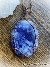 画像1: 【魔除け・自尊心を高める・電磁波除去】大ぶり 高品質ソーダライト　ペンダント シンプルネックレス ＊ナチュラル パワーストーン 天然石 お守り マクラメアクセサリー スピリチュアル ヒーリングジュエリー (1)