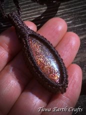 画像2: 【自信向上・行動力アップ】きらきら虹色シラー太陽の石 レピドクロサイト入り レインボーサンストーン ネックレス／ペンダント 水晶★シンプル＆ナチュラル 1点物 ハンドメイド マクラメ 天然石 お守りヒーリングアクセサリー (2)