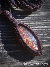 画像1: 【自信向上・行動力アップ】きらきら虹色シラー太陽の石 レピドクロサイト入り レインボーサンストーン ネックレス／ペンダント 水晶★シンプル＆ナチュラル 1点物 ハンドメイド マクラメ 天然石 お守りヒーリングアクセサリー (1)