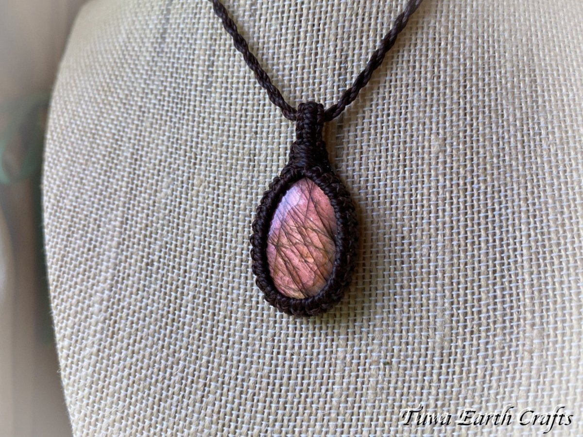 画像9: 幻想的 夕焼け色♪【夢の実現・直観力アップ】高品質ピンク ラブラドライト ネックレス ペンダント＊シンプル 1点もの マクラメ ヒーリング天然石パワーストーンアクセサリー レインボーラブラドライト スピリチュアルお守りジュエリー (9)