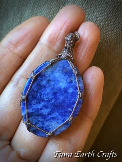 画像1: 【魔除け・自尊心を高める・電磁波除去】大ぶり 高品質ソーダライト　ペンダント シンプルネックレス ＊ナチュラル パワーストーン 天然石 お守り マクラメアクセサリー スピリチュアル ヒーリングジュエリー