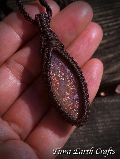 画像1: 【自信向上・行動力アップ】きらきら虹色シラー太陽の石 レピドクロサイト入り レインボーサンストーン ネックレス／ペンダント 水晶★シンプル＆ナチュラル 1点物 ハンドメイド マクラメ 天然石 お守りヒーリングアクセサリー