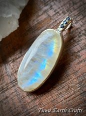 画像24: 【直感力アップ・潜在能力を引き出す】高品質ロイヤルレインボームーンストーン ペンダントトップ with 宝石質サファイア＊ヒーリングストーン 天然石アクセサリー スピリチュアル 恋愛成就お守り　彫金ジュエリー (24)