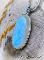 画像8: 【直感力アップ・潜在能力を引き出す】高品質ロイヤルレインボームーンストーン ペンダントトップ with 宝石質サファイア＊ヒーリングストーン 天然石アクセサリー スピリチュアル 恋愛成就お守り　彫金ジュエリー (8)