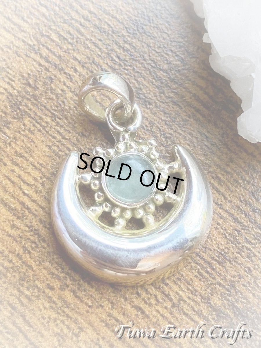 画像1: 【幸福のシンボル・癒しの石】高品質アクアマリン（ブラジル産）ペンダント 1点もの ★太陽と月 ブルー・青い石  ヒーリングジュエリー天然石パワーストーンお守りアクセサリー 3月誕生石 (1)