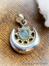 画像1: 【幸福のシンボル・癒しの石】高品質アクアマリン（ブラジル産）ペンダント 1点もの ★太陽と月 ブルー・青い石  ヒーリングジュエリー天然石パワーストーンお守りアクセサリー 3月誕生石 (1)