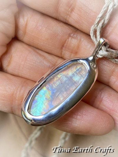 画像1: 【直感力アップ・潜在能力を引き出す】高品質ロイヤルレインボームーンストーン ペンダントトップ with 宝石質サファイア＊ヒーリングストーン 天然石アクセサリー スピリチュアル 恋愛成就お守り　彫金ジュエリー