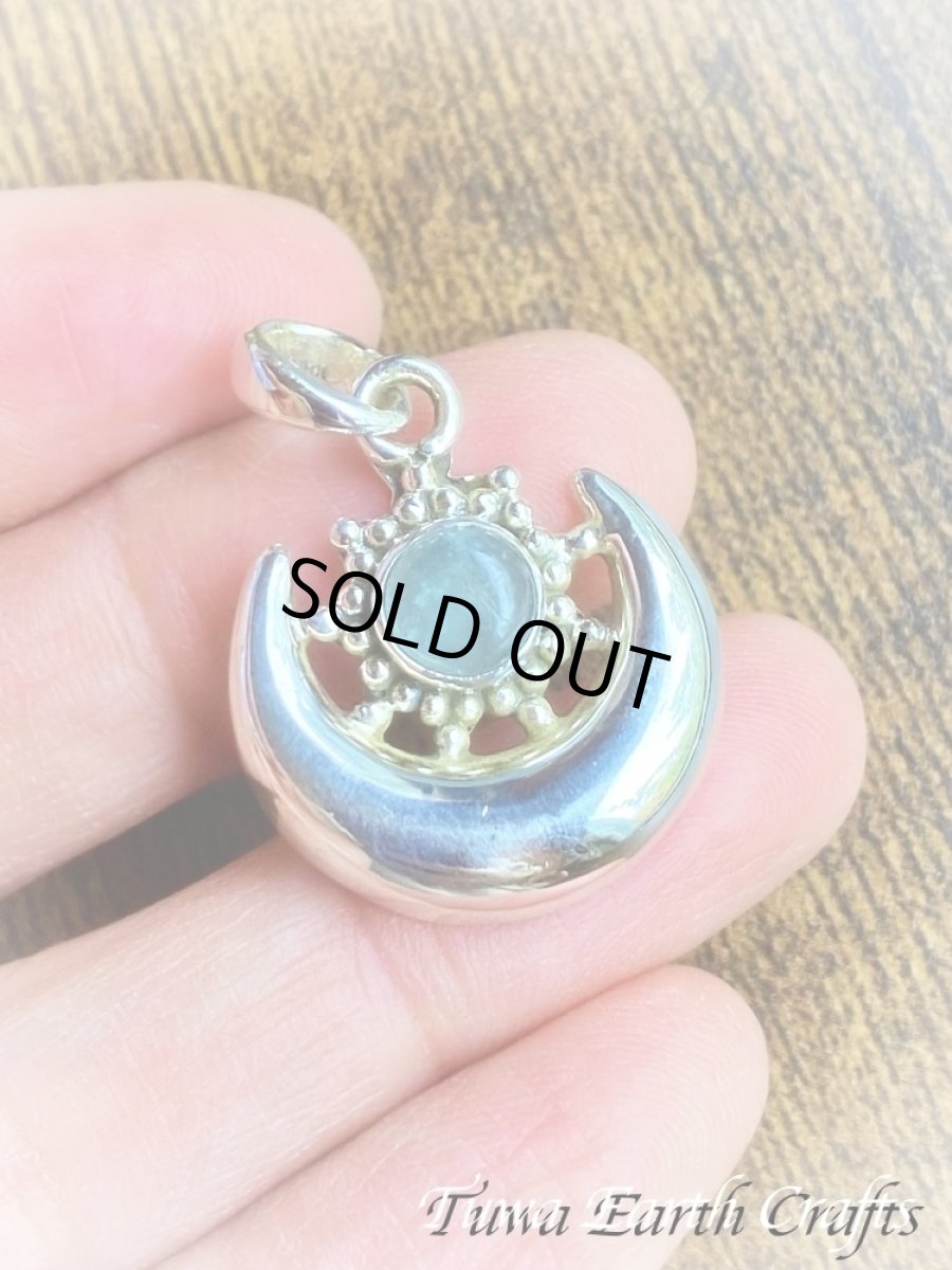 画像2: 【幸福のシンボル・癒しの石】高品質アクアマリン（ブラジル産）ペンダント 1点もの ★太陽と月 ブルー・青い石  ヒーリングジュエリー天然石パワーストーンお守りアクセサリー 3月誕生石 (2)