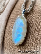 画像5: 【直感力アップ・潜在能力を引き出す】高品質ロイヤルレインボームーンストーン ペンダントトップ with 宝石質サファイア＊ヒーリングストーン 天然石アクセサリー スピリチュアル 恋愛成就お守り　彫金ジュエリー (5)