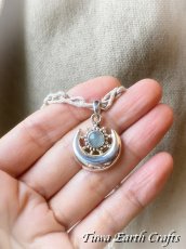 画像9: 【幸福のシンボル・癒しの石】高品質アクアマリン（ブラジル産）ペンダント 1点もの ★太陽と月 ブルー・青い石  ヒーリングジュエリー天然石パワーストーンお守りアクセサリー 3月誕生石 (9)