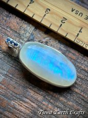 画像23: 【直感力アップ・潜在能力を引き出す】高品質ロイヤルレインボームーンストーン ペンダントトップ with 宝石質サファイア＊ヒーリングストーン 天然石アクセサリー スピリチュアル 恋愛成就お守り　彫金ジュエリー (23)