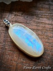 画像25: 【直感力アップ・潜在能力を引き出す】高品質ロイヤルレインボームーンストーン ペンダントトップ with 宝石質サファイア＊ヒーリングストーン 天然石アクセサリー スピリチュアル 恋愛成就お守り　彫金ジュエリー (25)