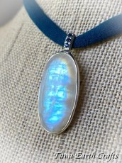画像17: 【直感力アップ・潜在能力を引き出す】高品質ロイヤルレインボームーンストーン ペンダントトップ with 宝石質サファイア＊ヒーリングストーン 天然石アクセサリー スピリチュアル 恋愛成就お守り　彫金ジュエリー (17)