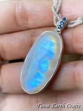 画像1: 【直感力アップ・潜在能力を引き出す】高品質ロイヤルレインボームーンストーン ペンダントトップ with 宝石質サファイア＊ヒーリングストーン 天然石アクセサリー スピリチュアル 恋愛成就お守り　彫金ジュエリー (1)