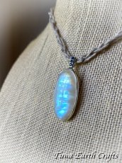 画像10: 【直感力アップ・潜在能力を引き出す】高品質ロイヤルレインボームーンストーン ペンダントトップ with 宝石質サファイア＊ヒーリングストーン 天然石アクセサリー スピリチュアル 恋愛成就お守り　彫金ジュエリー (10)