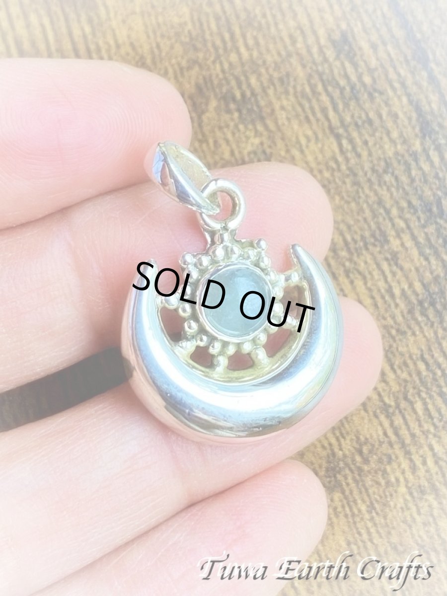 画像4: 【幸福のシンボル・癒しの石】高品質アクアマリン（ブラジル産）ペンダント 1点もの ★太陽と月 ブルー・青い石  ヒーリングジュエリー天然石パワーストーンお守りアクセサリー 3月誕生石 (4)