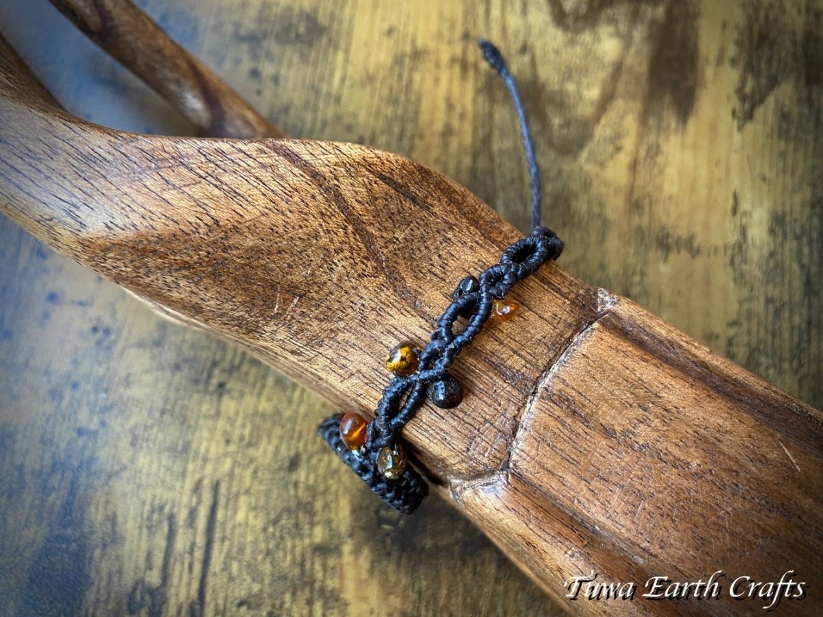 画像13: 【開運お守り・癒し・生命力アップ】高品質 アンモナイト化石 ＆琥珀 ブレスレット バングル ＊アンバー 1点ものマクラメ編みアクセサリー ハンドメイド＊天然石パワーストーン お守りアクセサリー ヒーリング スピリチュアルジュエリー (13)