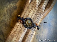 画像7: 【開運お守り・癒し・生命力アップ】高品質 アンモナイト化石 ＆琥珀 ブレスレット バングル ＊アンバー 1点ものマクラメ編みアクセサリー ハンドメイド＊天然石パワーストーン お守りアクセサリー ヒーリング スピリチュアルジュエリー (7)