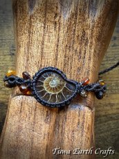 画像1: 【開運お守り・癒し・生命力アップ】高品質 アンモナイト化石 ＆琥珀 ブレスレット バングル ＊アンバー 1点ものマクラメ編みアクセサリー ハンドメイド＊天然石パワーストーン お守りアクセサリー ヒーリング スピリチュアルジュエリー (1)