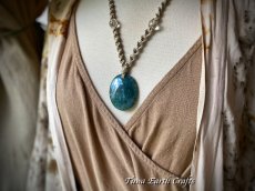 画像24: 【癒し・豊穣】石全長4.6cm大ぶり高品質モスアゲート瑪瑙 ネックレス チョーカー ペンダント　地球と身体に優しいヘンプ素材 1点物 シンプル＆ナチュラル★無染色 生成り ナチュラル天然素材オーガニックファッション  ハンドメイドお守り天然石ヒーリングストーン マクラメアクセサリー (24)