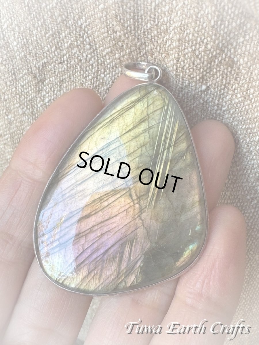 画像15: 石全長4.9cm大ぶり♪【夢の実現をサポート】高品質 神秘的ラブラドライト ペンダントトップ ゴールド・ピンク・パープル 1点ものヒーリング お守り ジュエリー 天然石パワーストーンアクセサリー スピリチュアル (15)