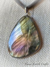 画像11: 石全長4.9cm大ぶり♪【夢の実現をサポート】高品質 神秘的ラブラドライト ペンダントトップ ゴールド・ピンク・パープル 1点ものヒーリング お守り ジュエリー 天然石パワーストーンアクセサリー スピリチュアル (11)