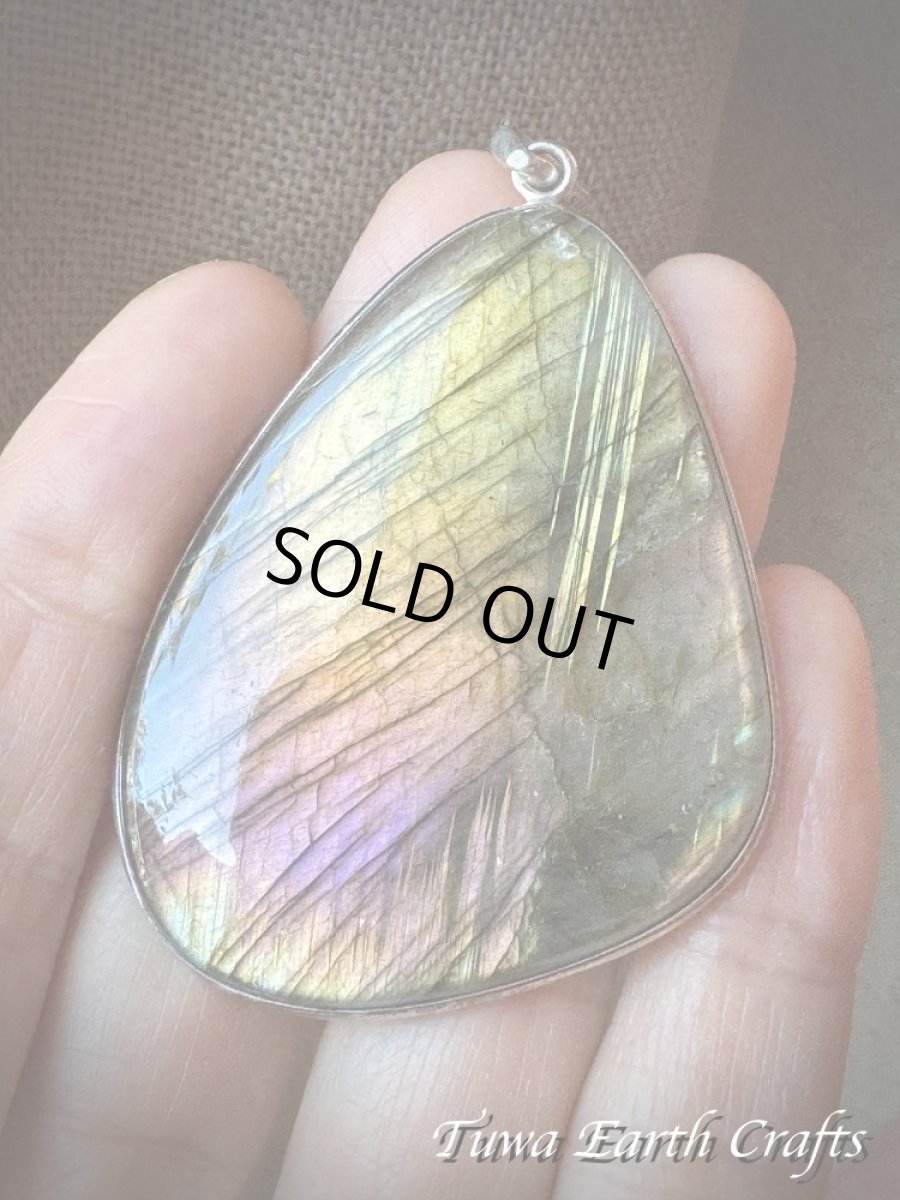 画像5: 石全長4.9cm大ぶり♪【夢の実現をサポート】高品質 神秘的ラブラドライト ペンダントトップ ゴールド・ピンク・パープル 1点ものヒーリング お守り ジュエリー 天然石パワーストーンアクセサリー スピリチュアル (5)