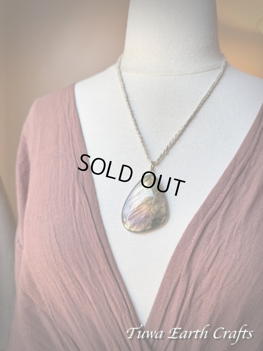 画像13: 石全長4.9cm大ぶり♪【夢の実現をサポート】高品質 神秘的ラブラドライト ペンダントトップ ゴールド・ピンク・パープル 1点ものヒーリング お守り ジュエリー 天然石パワーストーンアクセサリー スピリチュアル (13)