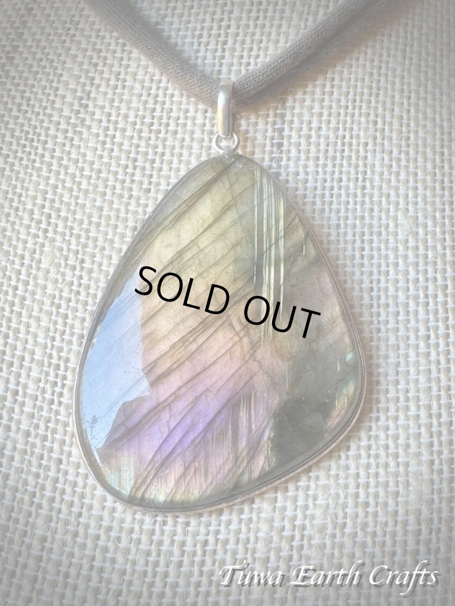 画像9: 石全長4.9cm大ぶり♪【夢の実現をサポート】高品質 神秘的ラブラドライト ペンダントトップ ゴールド・ピンク・パープル 1点ものヒーリング お守り ジュエリー 天然石パワーストーンアクセサリー スピリチュアル (9)