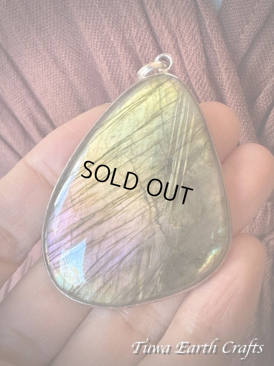 画像4: 石全長4.9cm大ぶり♪【夢の実現をサポート】高品質 神秘的ラブラドライト ペンダントトップ ゴールド・ピンク・パープル 1点ものヒーリング お守り ジュエリー 天然石パワーストーンアクセサリー スピリチュアル (4)