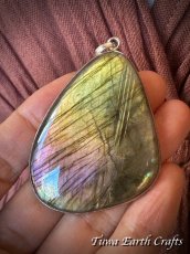 画像4: 石全長4.9cm大ぶり♪【夢の実現をサポート】高品質 神秘的ラブラドライト ペンダントトップ ゴールド・ピンク・パープル 1点ものヒーリング お守り ジュエリー 天然石パワーストーンアクセサリー スピリチュアル (4)