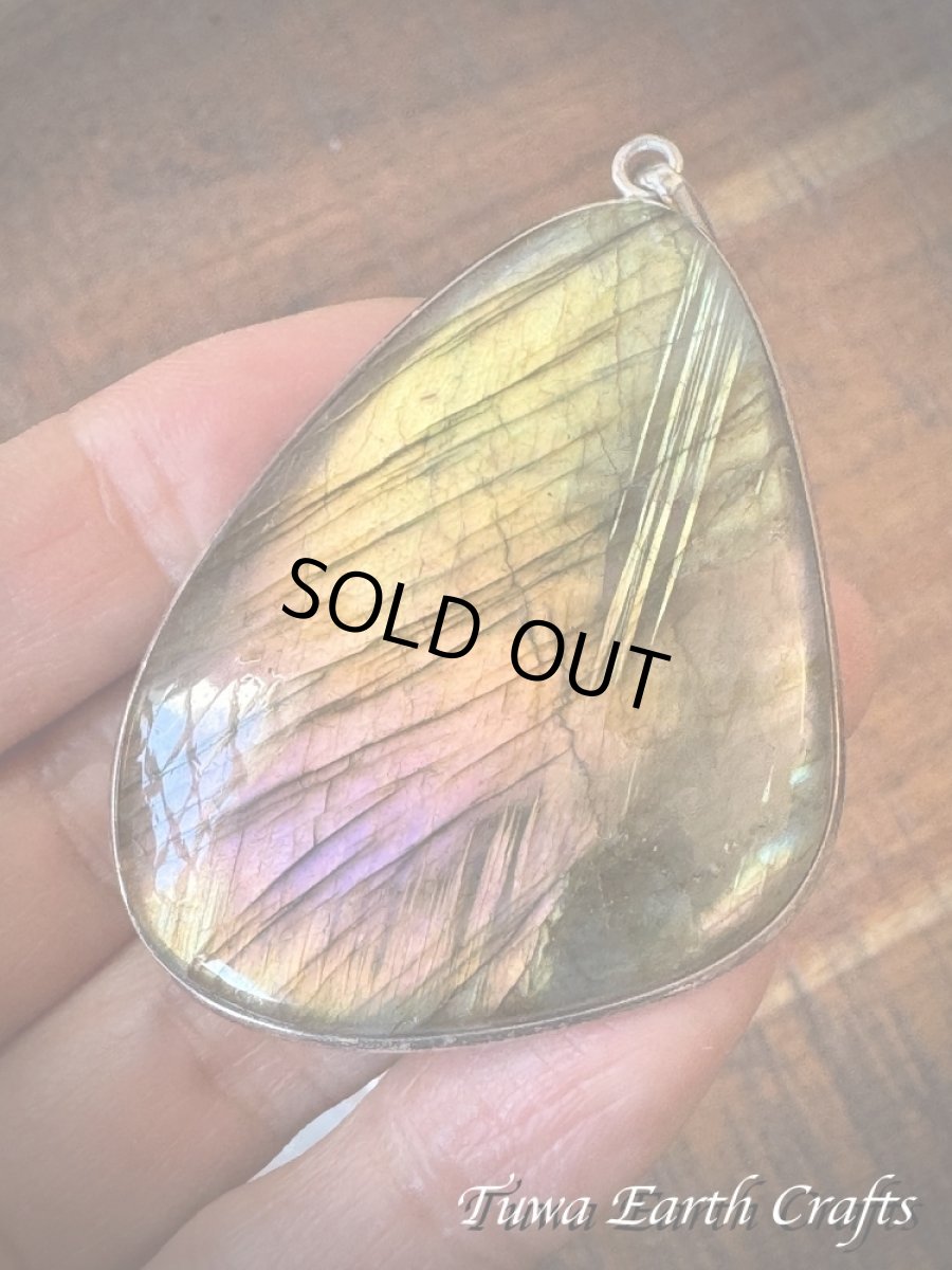 画像3: 石全長4.9cm大ぶり♪【夢の実現をサポート】高品質 神秘的ラブラドライト ペンダントトップ ゴールド・ピンク・パープル 1点ものヒーリング お守り ジュエリー 天然石パワーストーンアクセサリー スピリチュアル (3)