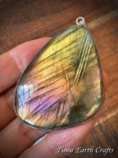画像3: 石全長4.9cm大ぶり♪【夢の実現をサポート】高品質 神秘的ラブラドライト ペンダントトップ ゴールド・ピンク・パープル 1点ものヒーリング お守り ジュエリー 天然石パワーストーンアクセサリー スピリチュアル (3)