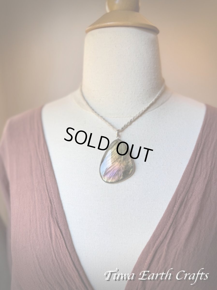 画像12: 石全長4.9cm大ぶり♪【夢の実現をサポート】高品質 神秘的ラブラドライト ペンダントトップ ゴールド・ピンク・パープル 1点ものヒーリング お守り ジュエリー 天然石パワーストーンアクセサリー スピリチュアル (12)