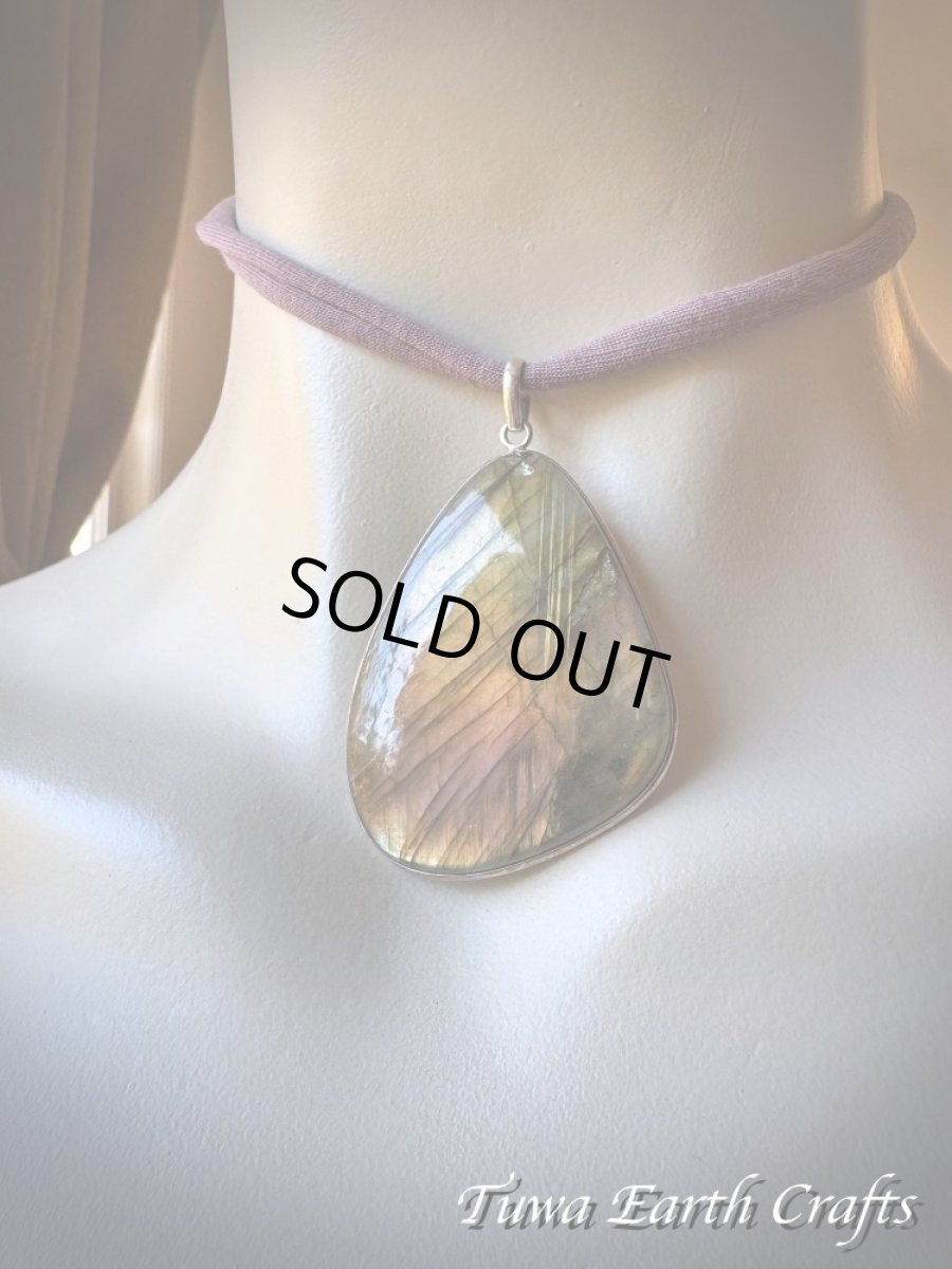 画像7: 石全長4.9cm大ぶり♪【夢の実現をサポート】高品質 神秘的ラブラドライト ペンダントトップ ゴールド・ピンク・パープル 1点ものヒーリング お守り ジュエリー 天然石パワーストーンアクセサリー スピリチュアル (7)