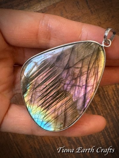 画像1: 石全長4.9cm大ぶり♪【夢の実現をサポート】高品質 神秘的ラブラドライト ペンダントトップ ゴールド・ピンク・パープル 1点ものヒーリング お守り ジュエリー 天然石パワーストーンアクセサリー スピリチュアル