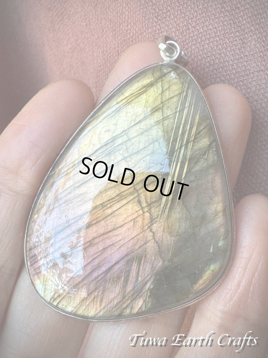 画像14: 石全長4.9cm大ぶり♪【夢の実現をサポート】高品質 神秘的ラブラドライト ペンダントトップ ゴールド・ピンク・パープル 1点ものヒーリング お守り ジュエリー 天然石パワーストーンアクセサリー スピリチュアル (14)