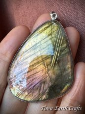 画像14: 石全長4.9cm大ぶり♪【夢の実現をサポート】高品質 神秘的ラブラドライト ペンダントトップ ゴールド・ピンク・パープル 1点ものヒーリング お守り ジュエリー 天然石パワーストーンアクセサリー スピリチュアル (14)