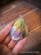 画像2: 石全長4.9cm大ぶり♪【夢の実現をサポート】高品質 神秘的ラブラドライト ペンダントトップ ゴールド・ピンク・パープル 1点ものヒーリング お守り ジュエリー 天然石パワーストーンアクセサリー スピリチュアル (2)