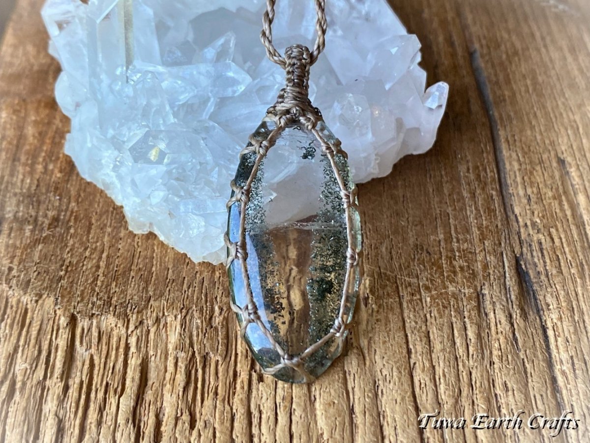 画像4: 石全長4cm大ぶり♪【開運・自営業お守り・財運アップ】高品質ガーデンクォーツ ペンダント/ネックレス*シンプル 庭園水晶 クローライトインクォーツ 1点もの*天然石パワーストーン アクセサリー マクラメ お守りヒーリングジュエリー スピリチュアル (4)