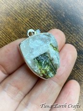 画像16: 【浄化・保護・開運・金運アップ】高品質グリーントルマリンインクォーツ原石 ペンダントトップ 1点もの パワーストーン 天然石 アクセサリー ヒーリングストーン お守りジュエリー (16)