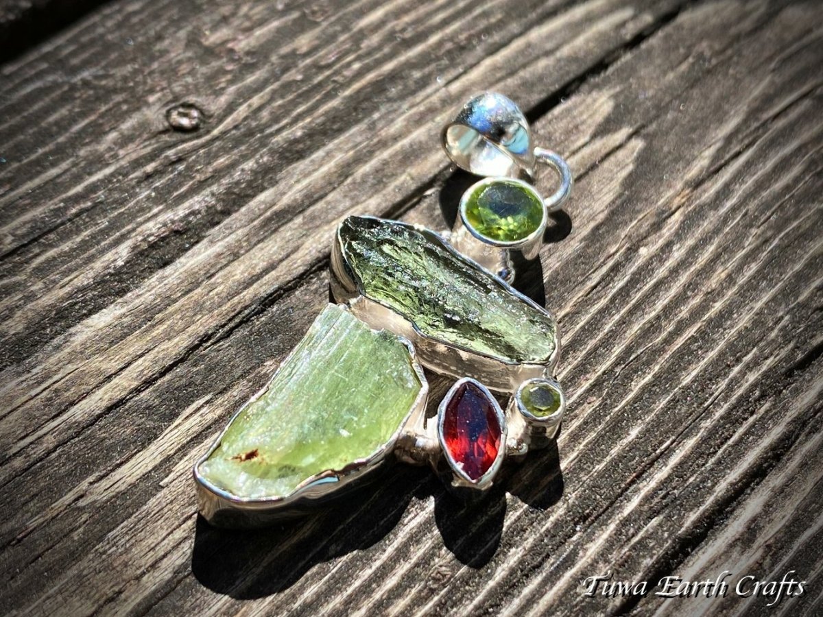 画像11: 【開運・夢の実現・ヒーリング】1点もの 大ぶり高品質モルダバイト原石ペンダントトップ with グリーンカイヤナイト原石・宝石質ペリドット＆ガーネット　ペンダントトップ ヒーリングストーン  銀細工 スターリングシルバースピリチュアル (11)