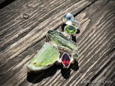 画像11: 【開運・夢の実現・ヒーリング】1点もの 大ぶり高品質モルダバイト原石ペンダントトップ with グリーンカイヤナイト原石・宝石質ペリドット＆ガーネット　ペンダントトップ ヒーリングストーン  銀細工 スターリングシルバースピリチュアル (11)