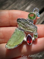 画像3: 【開運・夢の実現・ヒーリング】1点もの 大ぶり高品質モルダバイト原石ペンダントトップ with グリーンカイヤナイト原石・宝石質ペリドット＆ガーネット　ペンダントトップ ヒーリングストーン  銀細工 スターリングシルバースピリチュアル (3)