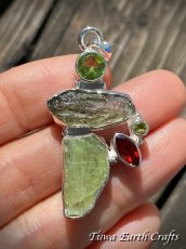 画像4: 【開運・夢の実現・ヒーリング】1点もの 大ぶり高品質モルダバイト原石ペンダントトップ with グリーンカイヤナイト原石・宝石質ペリドット＆ガーネット　ペンダントトップ ヒーリングストーン  銀細工 スターリングシルバースピリチュアル (4)