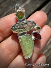 画像2: 【開運・夢の実現・ヒーリング】1点もの 大ぶり高品質モルダバイト原石ペンダントトップ with グリーンカイヤナイト原石・宝石質ペリドット＆ガーネット　ペンダントトップ ヒーリングストーン  銀細工 スターリングシルバースピリチュアル (2)