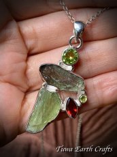画像7: 【開運・夢の実現・ヒーリング】1点もの 大ぶり高品質モルダバイト原石ペンダントトップ with グリーンカイヤナイト原石・宝石質ペリドット＆ガーネット　ペンダントトップ ヒーリングストーン  銀細工 スターリングシルバースピリチュアル (7)