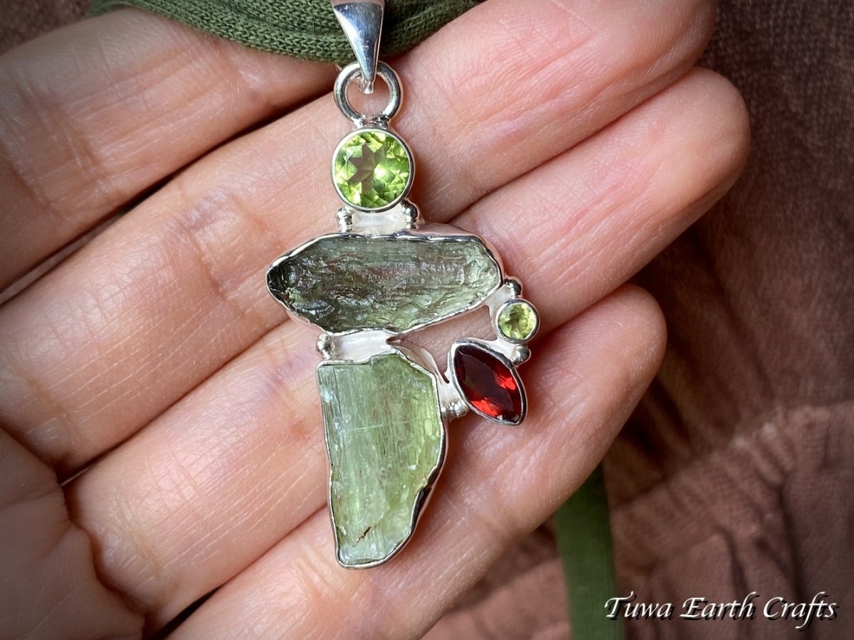 画像19: 【開運・夢の実現・ヒーリング】1点もの 大ぶり高品質モルダバイト原石ペンダントトップ with グリーンカイヤナイト原石・宝石質ペリドット＆ガーネット　ペンダントトップ ヒーリングストーン  銀細工 スターリングシルバースピリチュアル (19)